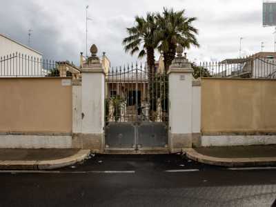 Dopo pochi passi ci troviamo, sulla sinistra, dinanzi a un cancello in ferro con stipiti sormontati da caratteristici pumi in pietra. � l�ingresso di Villa Damiani